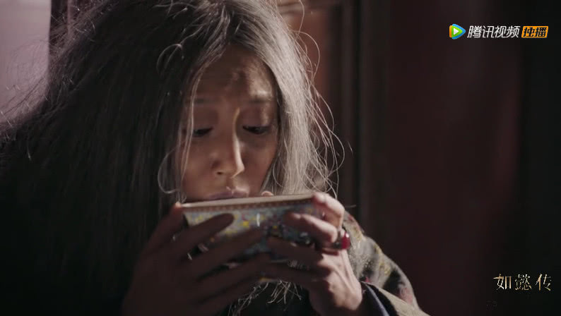 卫嬿婉还戴着凌云彻的戒指,卫嬿婉为何主动要汤喝?看她的戒指,就知