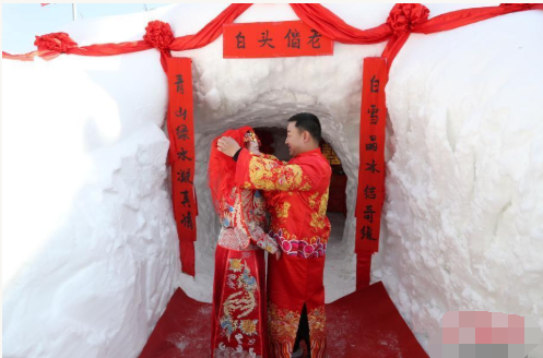 滑雪场员工大婚 同事挖冰雪洞房相赠 .png
