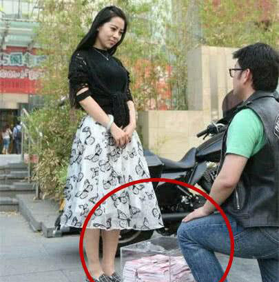 用钱求婚的男子.jpg