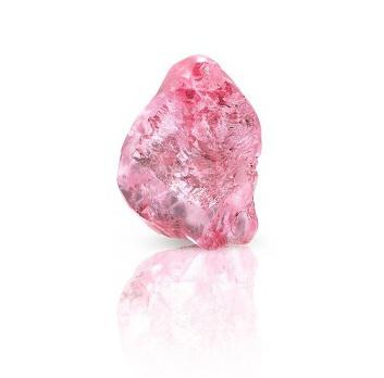 格拉夫以8,750,360美元收购一颗13.33克拉稀世粉红钻原石