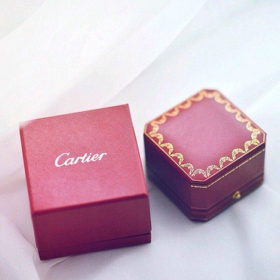 卡地亚将经典“红盒子”打造成GUIRLANDE DE CARTIER系列包款 (2).jpg